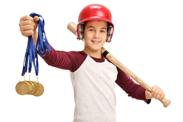 Chłopak trzymając złote medale i kij baseballowy — Zdjęcie stockowe