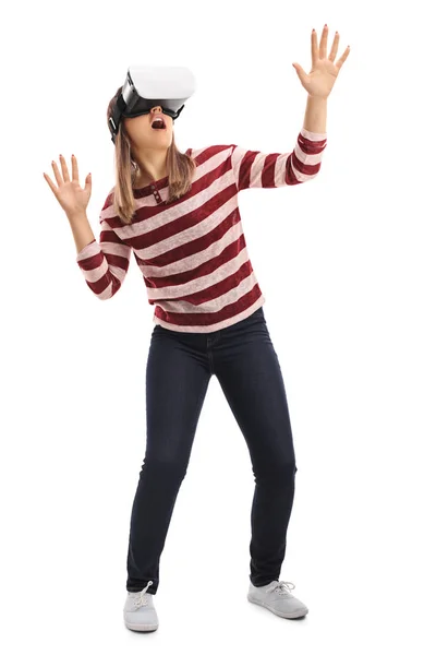 Chica experimentando realidad virtual a través de un auricular VR — Foto de Stock