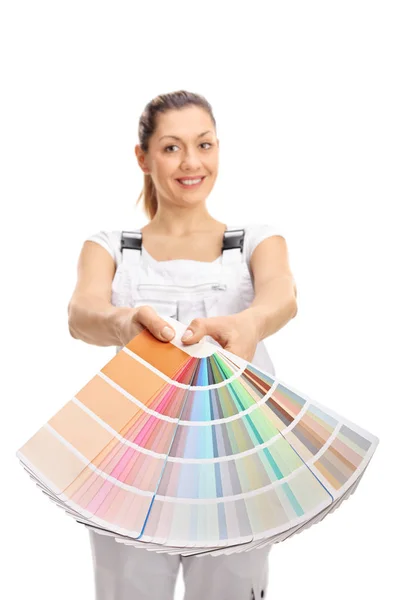Gelukkig vrouwelijke schilder houden een kleurstalen — Stockfoto