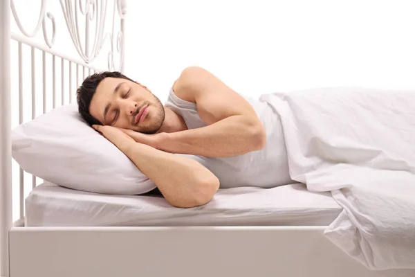 Мужчина спит комфортно в постели — стоковое фото