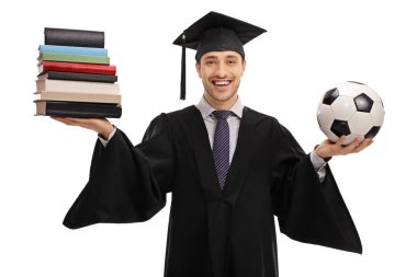 Kitaplar ve futbol yığını tutan bir yüksek lisans öğrencisi
