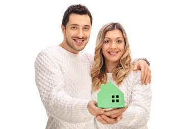 Neşeli çift bir modeli ev tutan