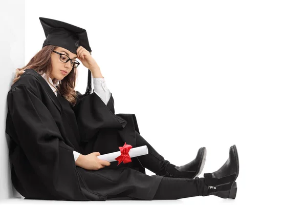 Étudiant diplômé déprimé avec un diplôme assis sur le sol — Photo