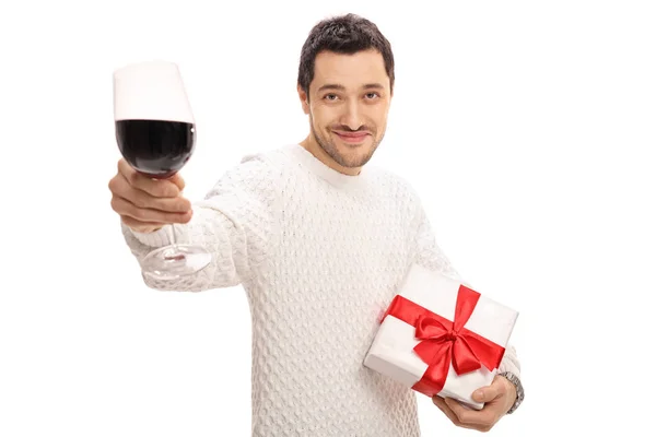 L'uomo brinda con un bicchiere di vino e regge un regalo — Foto Stock