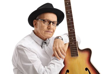 Bir gitar ile yaşlı adam