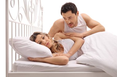 Onu teselli endişe adamla yatakta mutsuz kadın