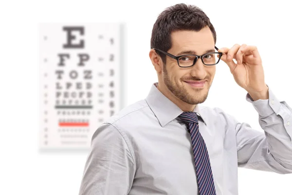 Zakenman lachend voor een eye-grafiek — Stockfoto