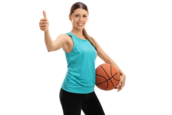 Žena dává palec a držení basketbalového míče — Stock fotografie