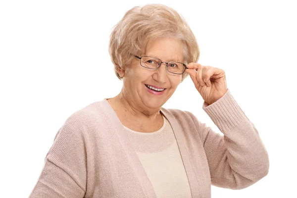 Mulher idosa sorrindo e olhando para a câmera — Fotografia de Stock