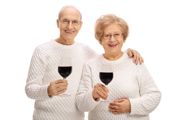 Зрелый мужчина и женщина с бокалами вина — стоковое фото