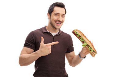 Bir sandviç tutarak ve işaret eden genç adam