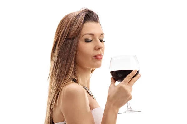 Genç bir kadın elinde bir kadeh şarap tutuyor. — Stok fotoğraf