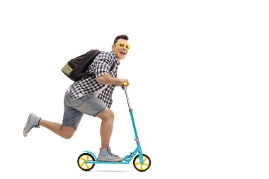 Çok memnun adam bir scooter sürme