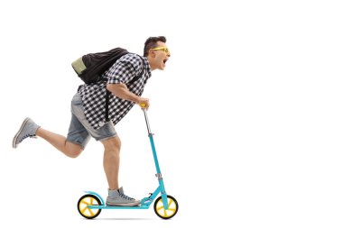 Bir scooter sürme bir sırt çantası ile çok memnun adam