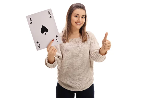 Chica sosteniendo as de picas de la tarjeta y dando pulgar hacia arriba — Foto de Stock