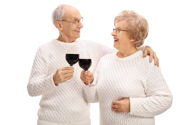 Casal maduro fazendo um brinde com vinho — Fotografia de Stock