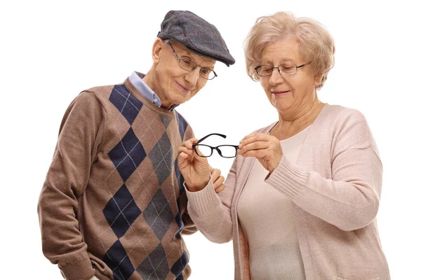 Personas mayores mirando un par de anteojos —  Fotos de Stock