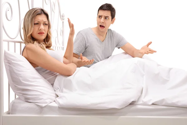 Young couple arguing in bed — Stock Photo, Image