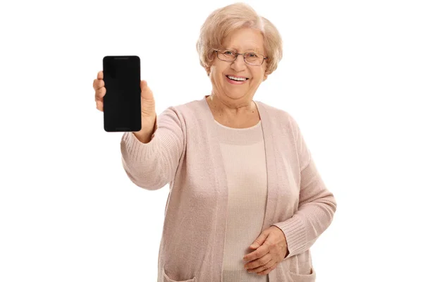 Gioioso signora matura mostrando un telefono — Foto Stock