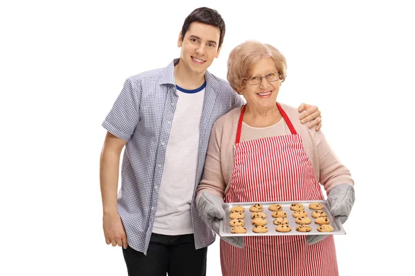Joven y una anciana con bandeja de galletas — Foto de Stock