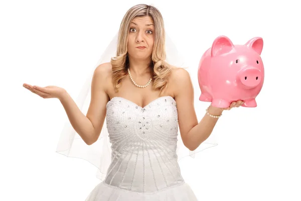 Boos bruid een spaarpot te houden en met haar hand gebaren — Stockfoto