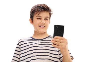 Bir telefon arıyor ve gülümseyen bir çocuk