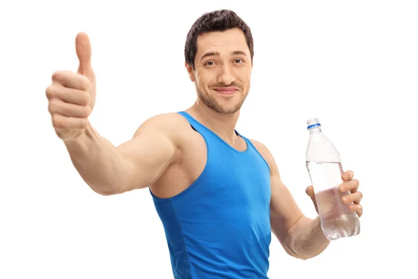 Mann hält Flasche Wasser und macht Daumen hoch Geste — Stockfoto