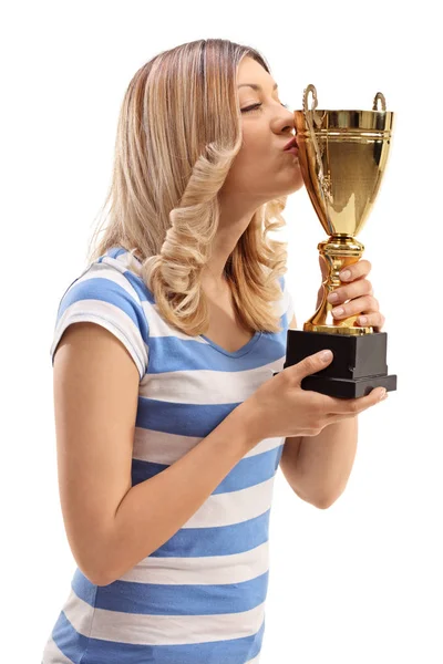 Mulher beijando um troféu de ouro — Fotografia de Stock