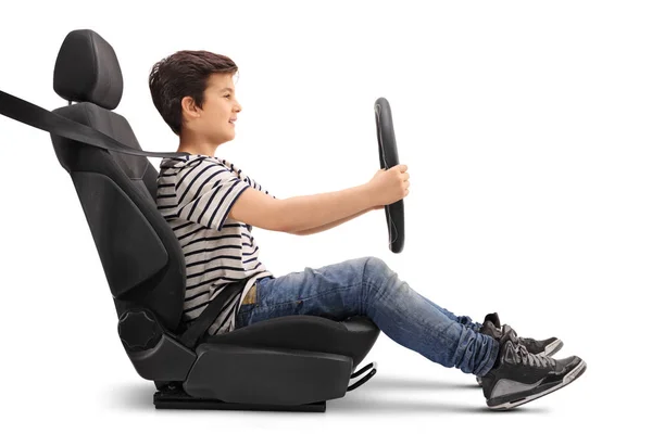 Niño sentado en un asiento de coche fingiendo conducir —  Fotos de Stock