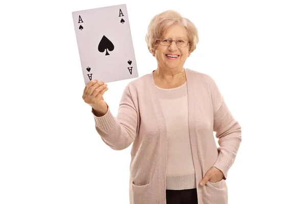 Mujer madura mostrando un as de cartas de espadas —  Fotos de Stock