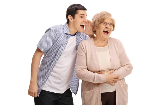 Homem sussurrando algo engraçado para uma senhora idosa — Fotografia de Stock