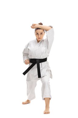 Bir karate kata yapıyor bir kimono giyen kız