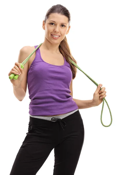 Atleta feminina posando com uma corda pulando — Fotografia de Stock