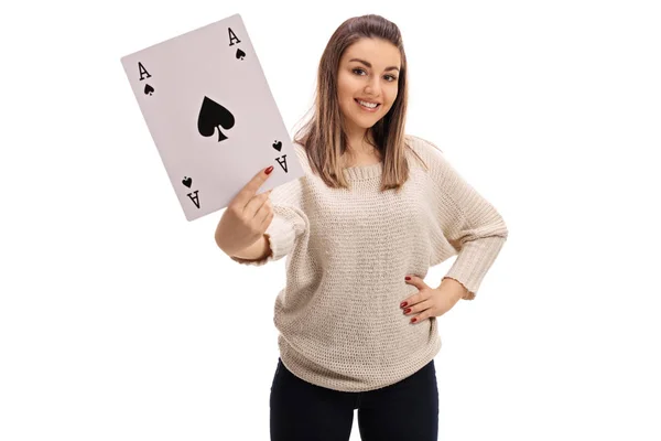 Mujer mostrando un as de picas tarjeta — Foto de Stock