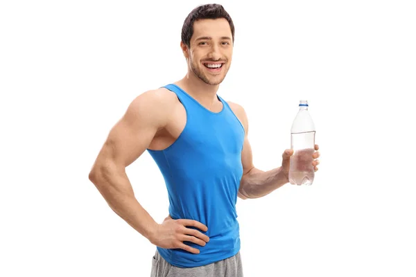 Hombre atlético con una botella de agua sonriendo —  Fotos de Stock