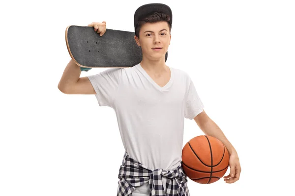 Adolescente segurando um skate e um basquete — Fotografia de Stock