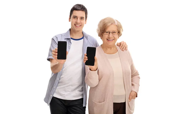 Man en volwassen vrouw weergegeven telefoons naar de camera: — Stockfoto