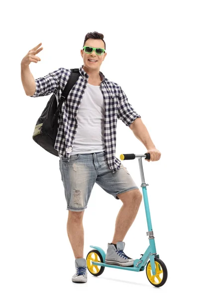 Man met een scooter met zijn hand gebaren — Stockfoto