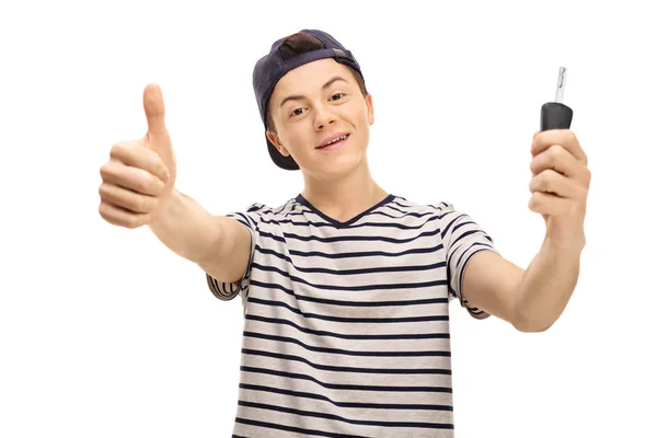 Male teenager making thumb up gesture and holding car key — Stock Photo, Image