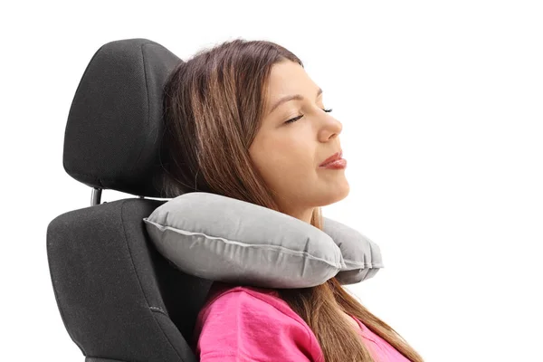 Mujer usando una almohada para el cuello y descansando en un asiento — Foto de Stock