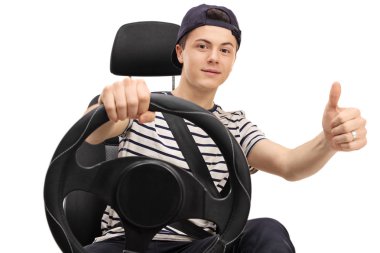Araba koltuğu başparmak pes oturan genç