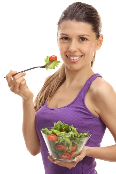 Neşeli genç kadın bir salata yemek — Stok fotoğraf