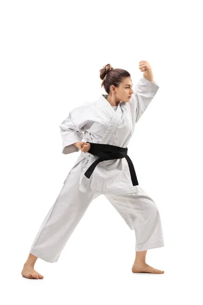 Chica usando un kimono practicando karate — Foto de Stock