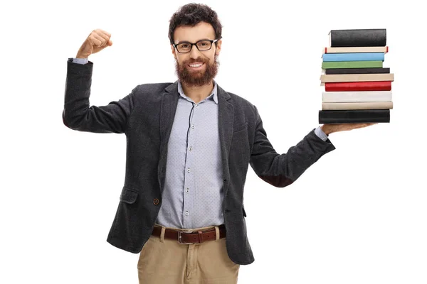 Lärare muskelbygge hans biceps och hålla trave böcker — Stockfoto