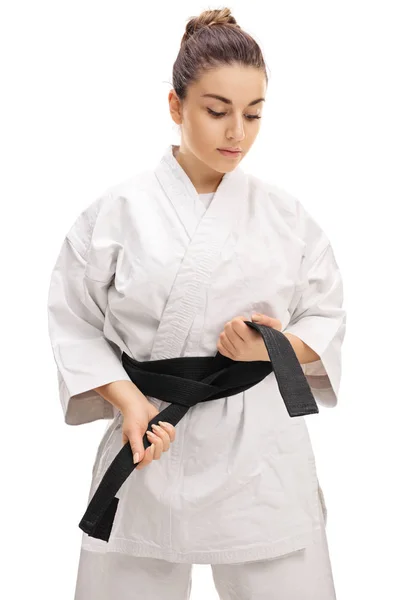 Karate menina amarrando um cinto preto — Fotografia de Stock