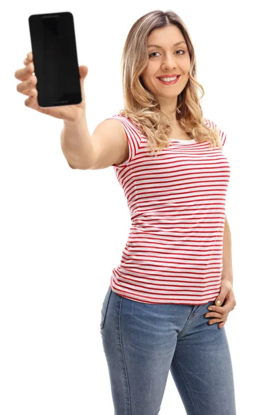 Mujer bonita sonriendo y mostrando un teléfono — Foto de Stock