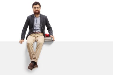 Panelde oturan genç öğretmen