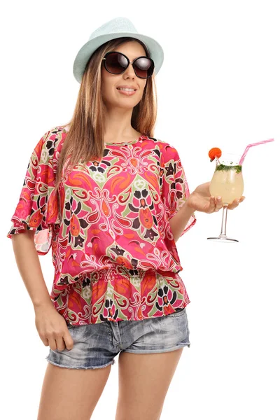 Turista femminile con un cocktail — Foto Stock