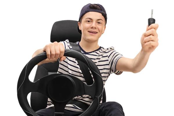 Boy sitting in car seat and holding car key — Stock Photo, Image