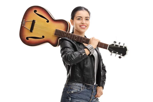 Joyful rock flicka med en gitarr — Stockfoto